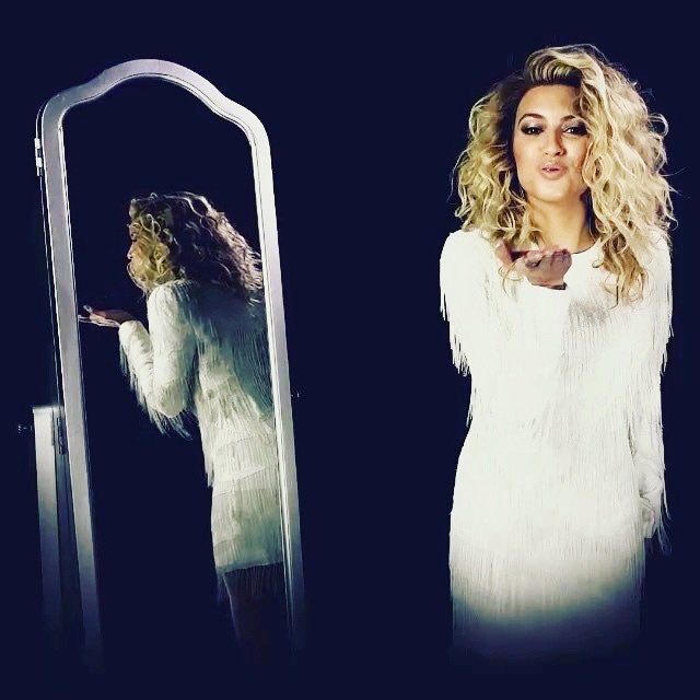 ToriKellyDKBPho's tweet photo. #OneUnbreakableYear #1YearOfUnbreakableSmiles @ToriKelly π https://t.co/v63JMXcj4y