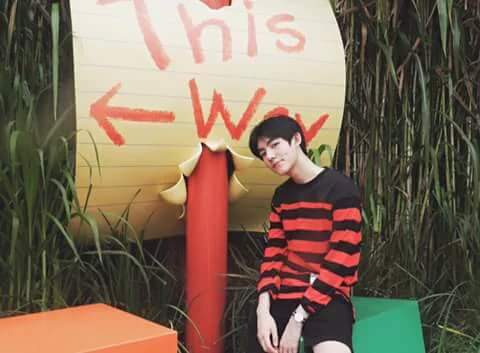 MilAmyKookie's tweet photo. V BTS OR BAEKHYUN EXO 😐😐😐😕 https://t.co/5wm1ImwhVE