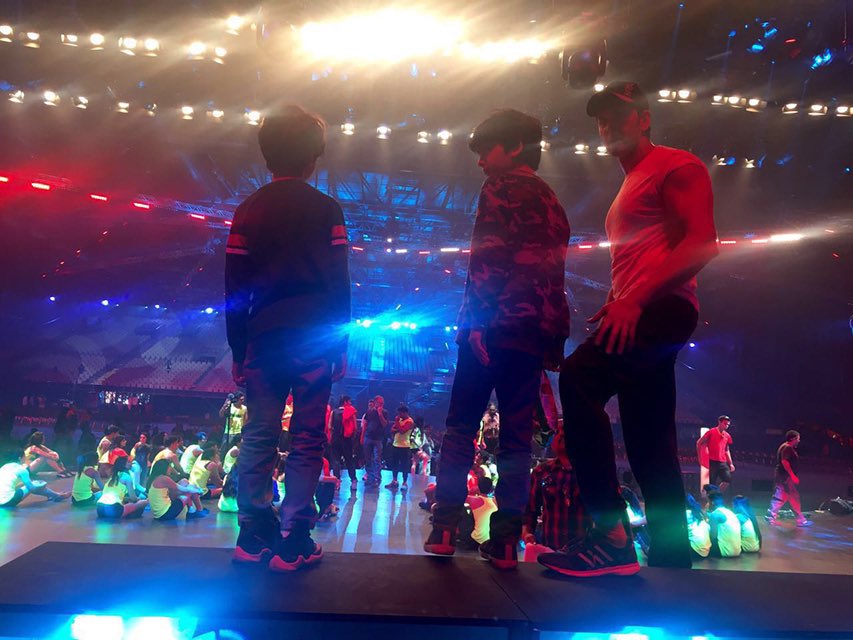 HrithikRules's tweet photo. Hrehaan and Hridaan join #Hrithik at his rehearsals for #IIFA2016 https://t.co/rGvt9yf0Q1