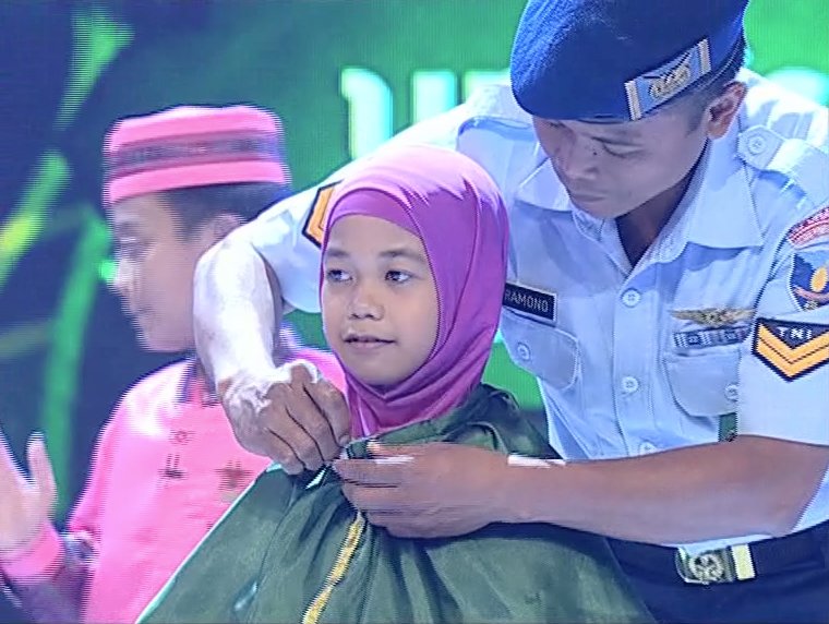 dahSyatMusik's tweet photo. selamat hari ini Unaisa mendapatkan Pin hari ini, di kenakan Jubah dan mendapatkan uang 1 Juta Rupiah  #ligaTNIhafiz https://t.co/2BEKNFoU1y