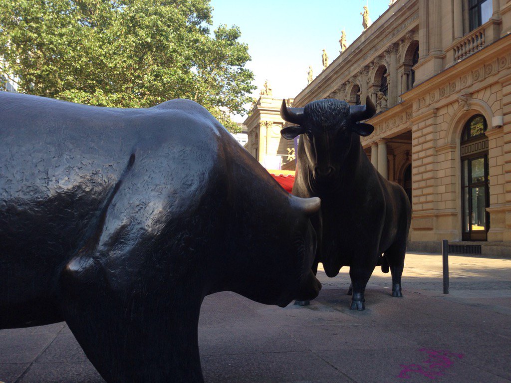 jphlacour's tweet photo. Le bull prêt à terrasser le bear à la bourse de #Francfort après le #brexit #bce #echoslive https://t.co/cxe2j66nNc
