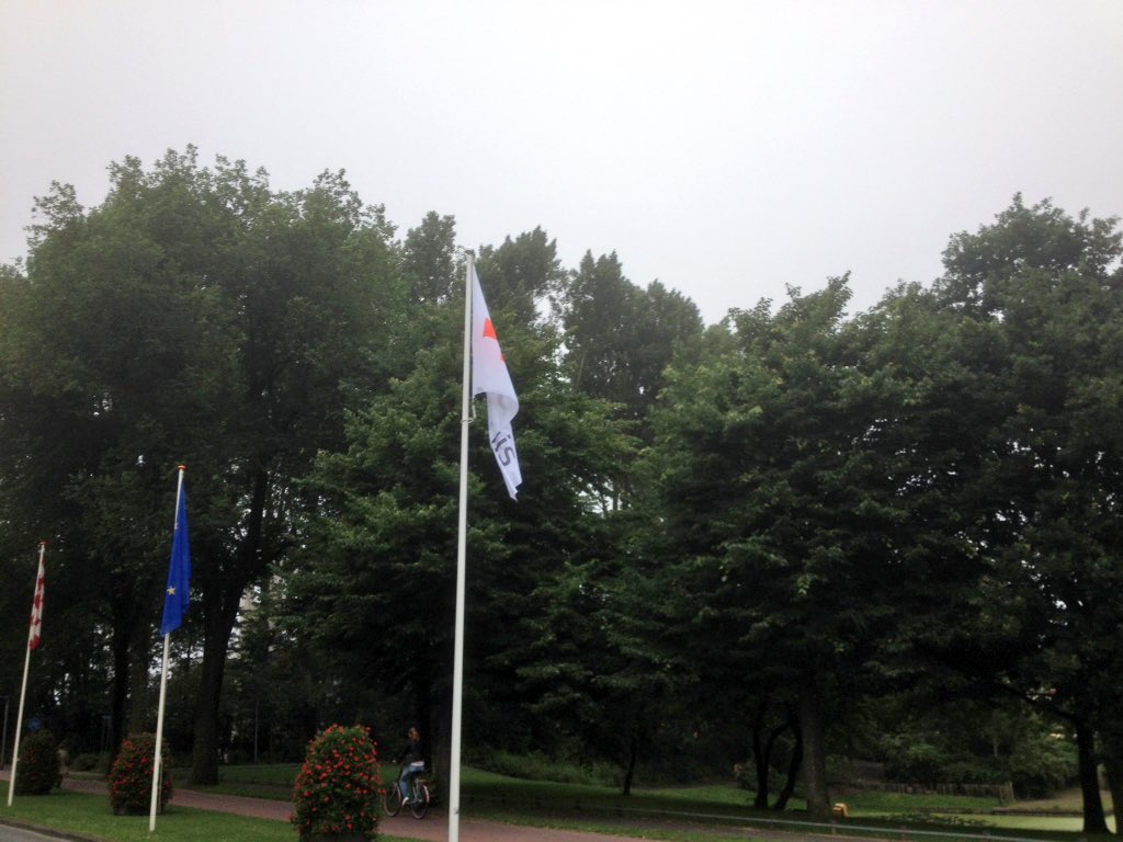 adgervanhelden's tweet photo. Mooi dat de speciale mast weer in gebruik is: collecteweek @RodeKruis. Nu nog een beetje meer wind... https://t.co/qdRuLDWdsb