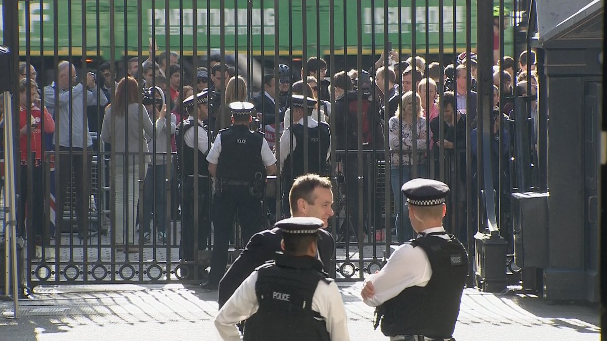 itvnews's tweet photo. Crowds gather outside Downing Street ahead of @David_Cameron's statement after the #EURefResults https://t.co/MvVqAwnILV