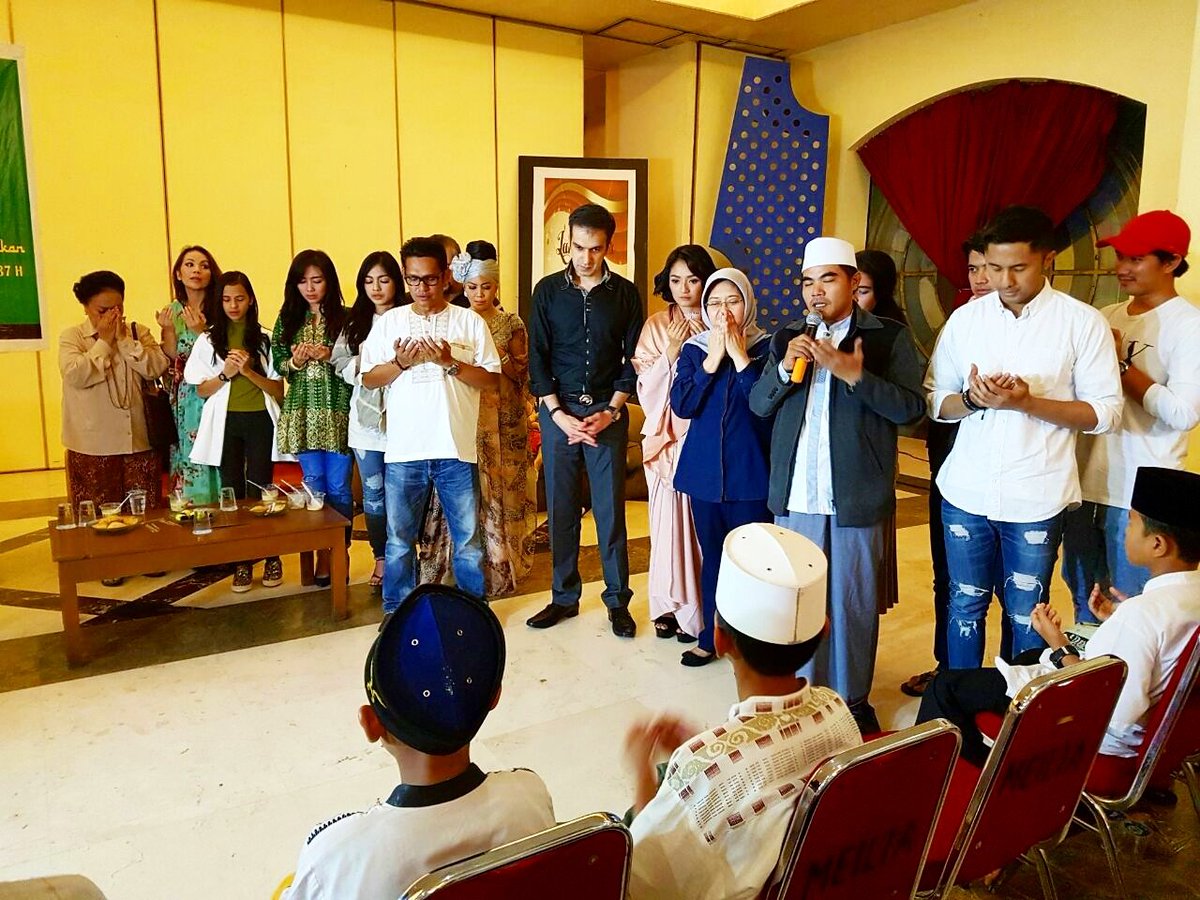 Syukuran <a href="/SenandungMDE/">Senandung</a> bersama Anak Yatim Puatu <a href="/Official_MNCTV/">MNCTV</a>