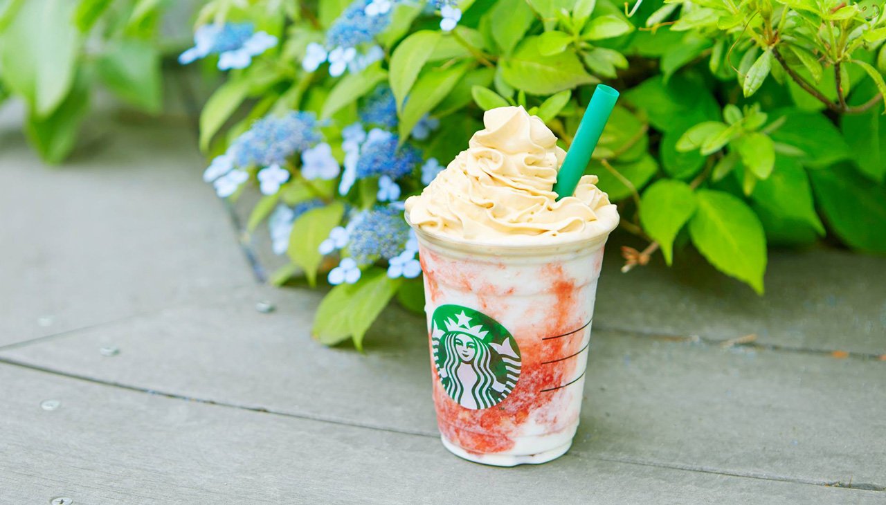 スターバックス コーヒー のんびりあじさいを眺めながら ストロベリーチーズケーキのような味わいのフラペチーノ でひと休み 週末のゆったりした時間をちょっと贅沢に演出してくれそうな デザート感たっぷりの1杯です T Co Yardo1hwp7