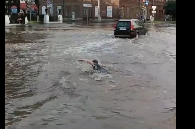 После сильного ливня пермяк кролем переплыл затопленную проезжую часть

perm.aif.ru/society/detail…