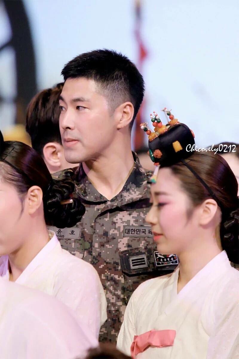 JungBooJaeClans's tweet photo. @yunjae_9095 i wonder hows the air up there since hes so tall!! Haahh must be fresh air makes he glowing.. 😂😂 https://t.co/J99Chb4i77