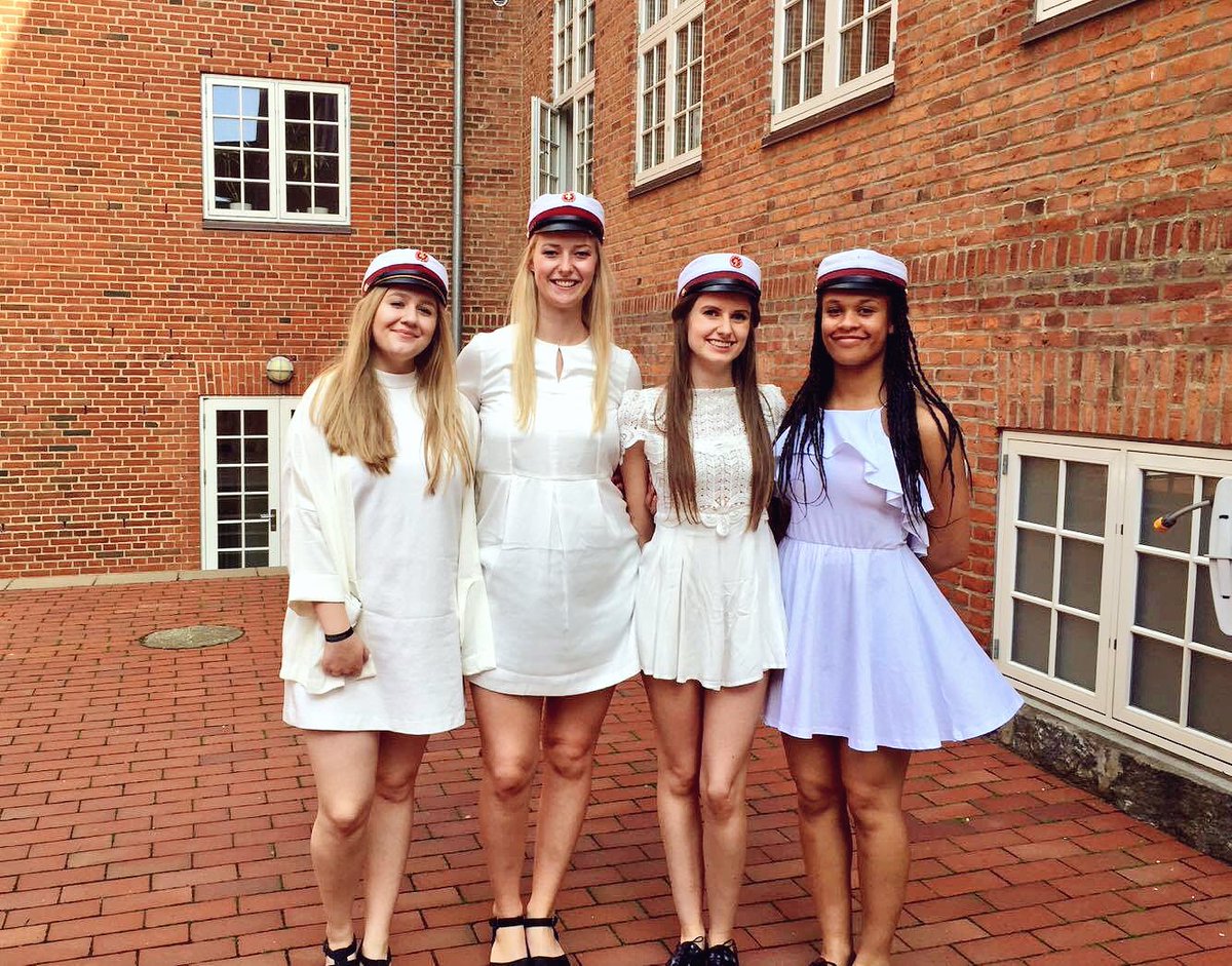 StineBoye's tweet photo. Officially graduated #🎓 #student2016 #ugenmedhuen https://t.co/cq1pbzczqA