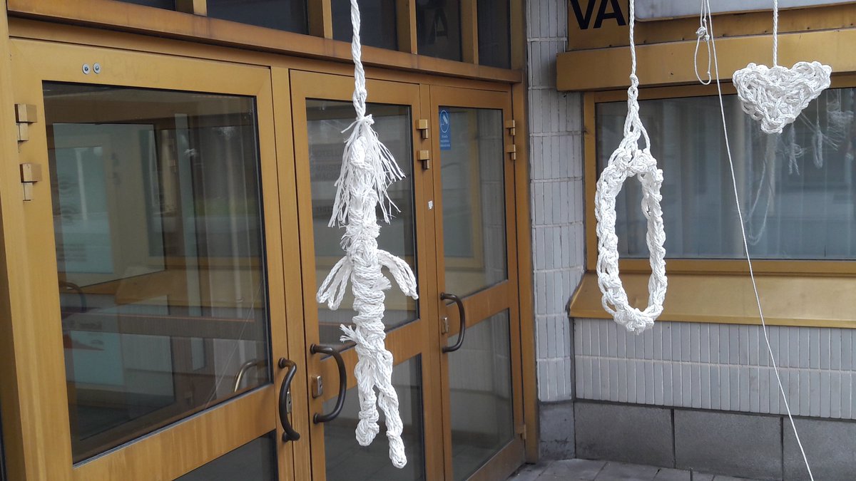 SamuKarvala's tweet photo. Ukko, epätoivo ja rakkaus. Yhteisötaidetta kauppakeskustassa. #porvoo #brexit https://t.co/UtkGiq6r3Y