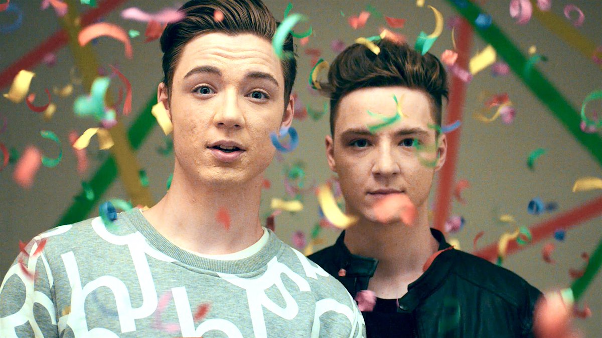DieLochisUpdate's tweet photo. LIEBLINGSLIED - Die neue Single jetzt erhältlich!: https://t.co/MpVBf49t1M von @DieLochis #DieLochis https://t.co/G8VBEszVrR