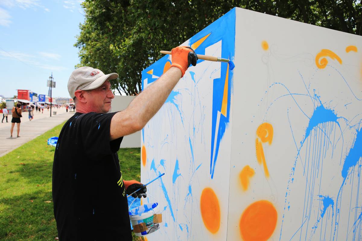 BordeauxFeteVin's tweet photo. #BFV2016 c'est aussi du #streetart ! Dix artistes, dix villes et des performances en direct au Jardin des Arts 🎨 https://t.co/hyW6qffkDm
