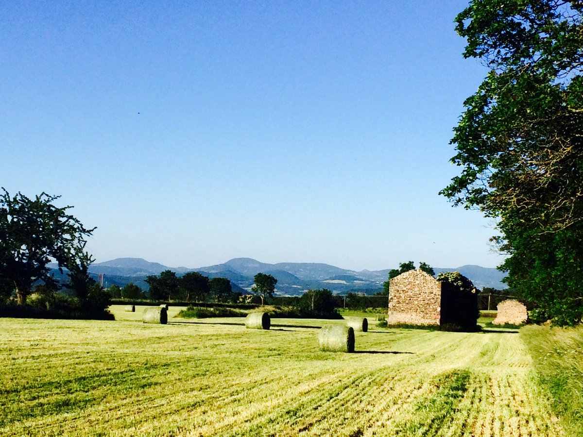 R_Barbe's tweet photo. #MagnifiqueFrance Instant parfait, jeudi soir, sur les hauteurs du @villedupuy https://t.co/ep6xmRle4x