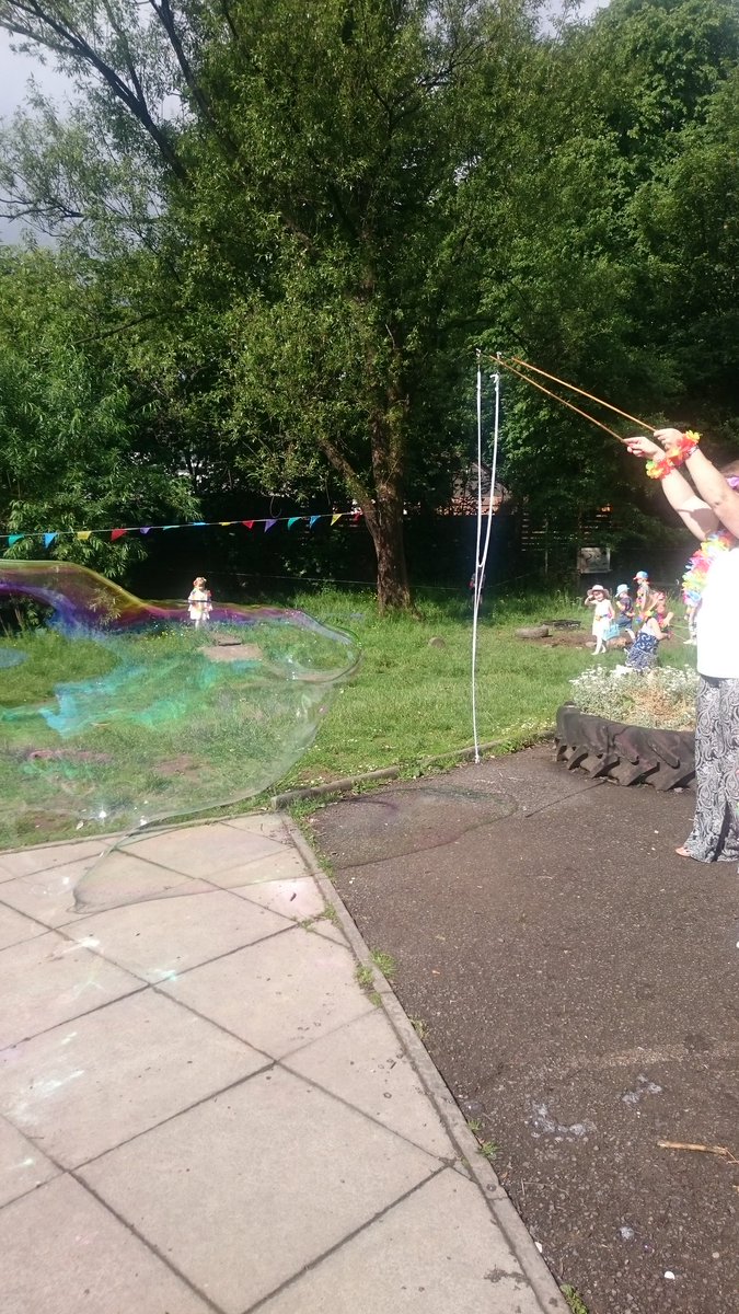 abercrombyPS's tweet photo. Homemade bubble wands... WOW... Look how big they are!! #amazingexperiment https://t.co/R8hFvHHAXs