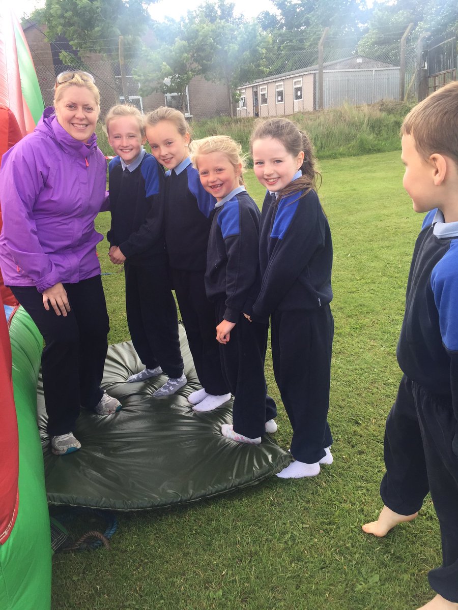 MsHardimanSCMJ's tweet image. Loving fun day #summerfun @fiona_courtney #bouncingcastle