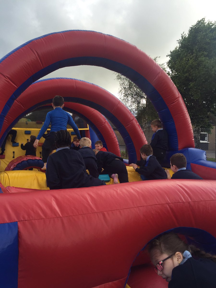 MsHardimanSCMJ's tweet image. Loving fun day #summerfun @fiona_courtney #bouncingcastle