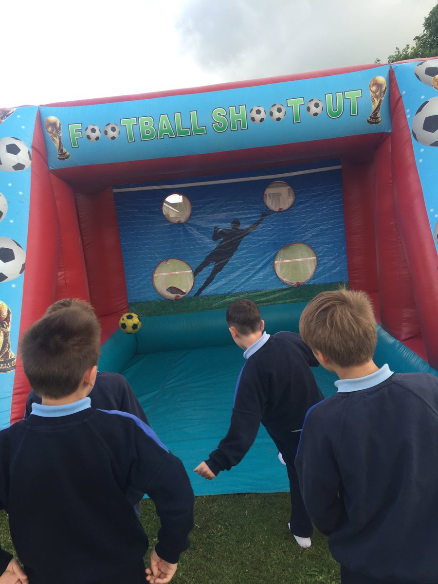 MsHardimanSCMJ's tweet image. Loving fun day #summerfun @fiona_courtney #bouncingcastle