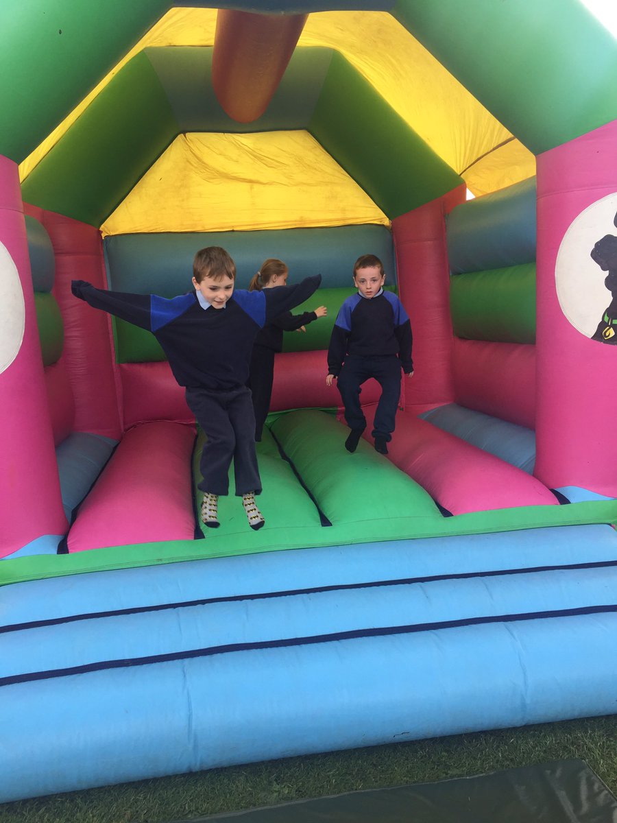 MsHardimanSCMJ's tweet image. Loving fun day #summerfun @fiona_courtney #bouncingcastle