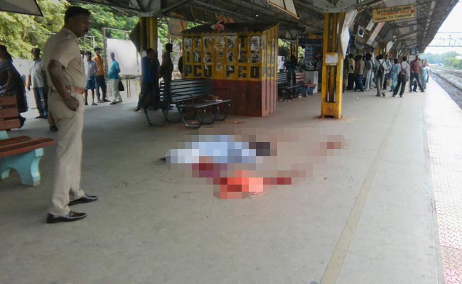 ndtv's tweet image. Woman Infosys employee hacked to death at Chennai railway station ndtv.com/chennai-news/w…