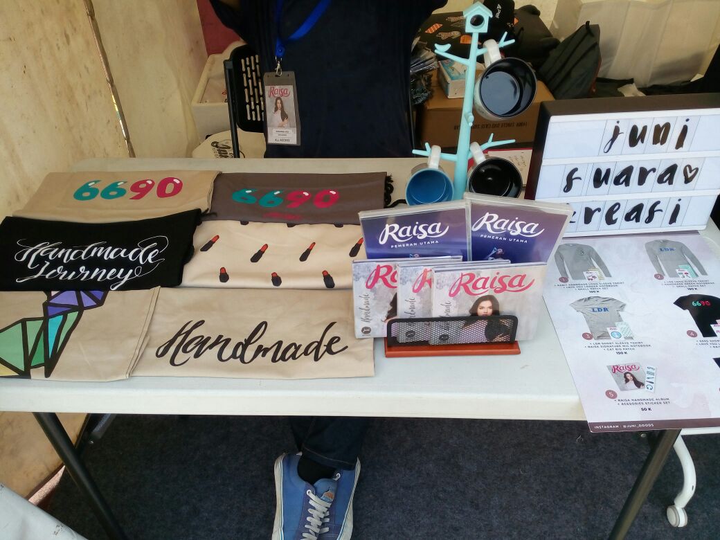 raisa6690's tweet photo. yg ke jakcloth, mampir ke booth juni goods di booth no 25 ya. you will find a lot of merchandise, even the new one! https://t.co/IMlTs34I3x