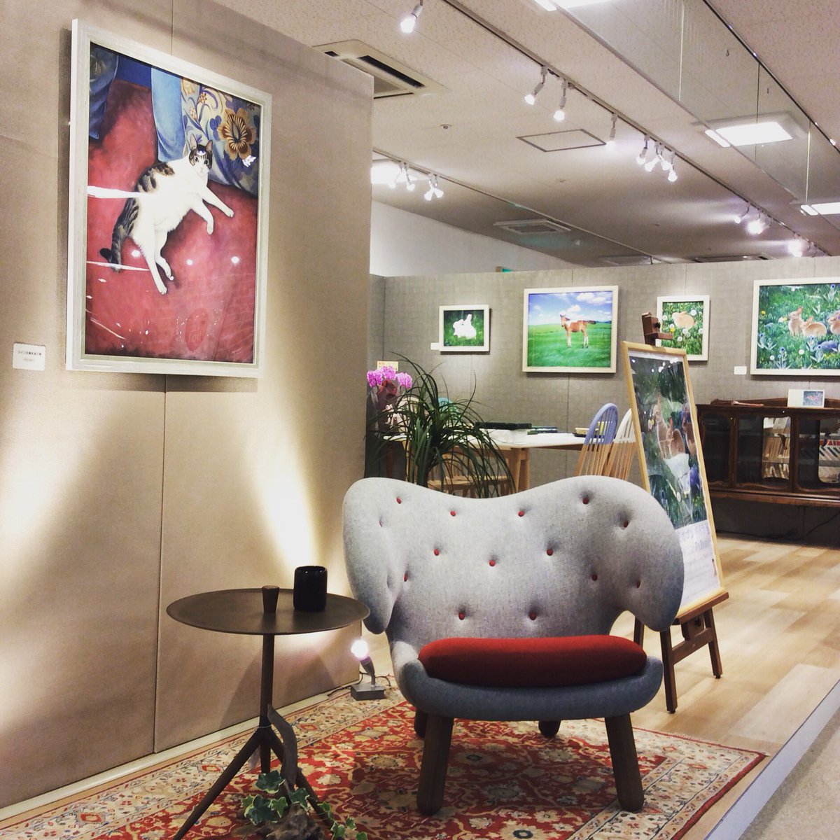 大塚家具 Idc Otsuka 大塚家具神戸ショールームにて モンゴルの画家 オゴンバイラ氏の作品展を開催 明日25日 土 16時 は 画家を囲んでのレセプションも 優しく繊細なアートをぜひご覧ください T Co Jtg91rnn7k