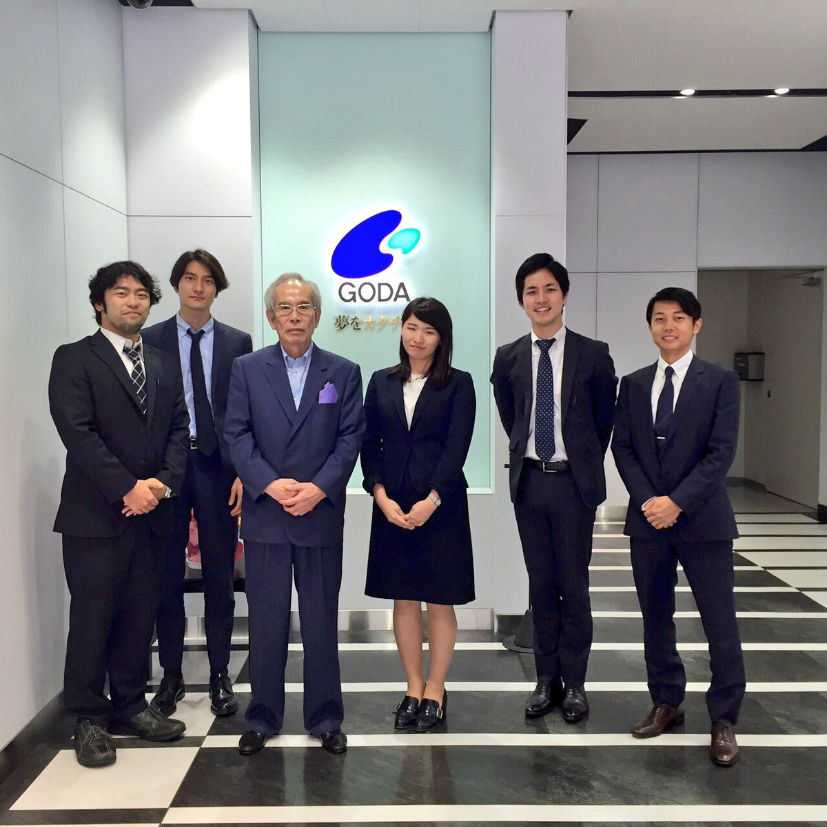 kenyask8's tweet photo. オリーブ栽培で急成長の井上社長、
香川県長者番付一位の森田社長、
屋島の景色
山田屋うどん待ち〜 https://t.co/FT3Pzj2oKr