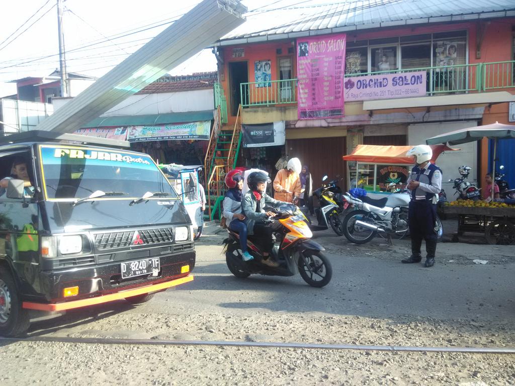 <a href="/dishub_kotabdg/">Dinas Perhubungan</a> pun membantu mengatur Lalin di JPL Cimindi <a href="/infobandung/">infobandung</a> <a href="/infobdg/">BANDUNG ᮘᮔ᮪ᮓᮥᮀ</a> <a href="/PRFMnews/">Radio PRFM</a> <a href="/RadioElshinta/">Radio Elshinta</a>