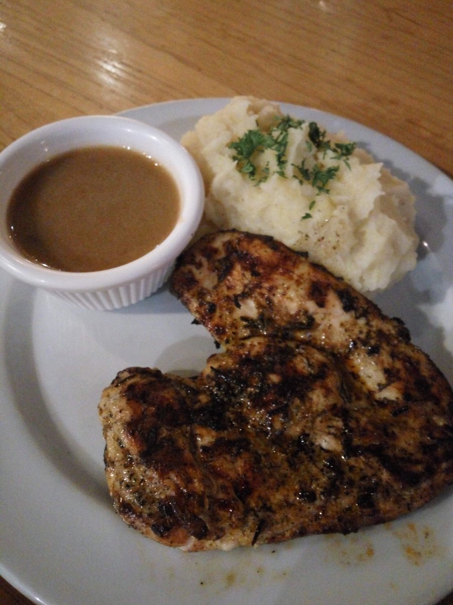 wesleyadventure's tweet photo. Eat some chicken steak with rosemary sauce. #food #foodphoto #travel https://t.co/dQpkkKI8bV