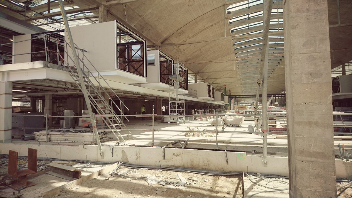 MLimea's tweet photo. Les containers se posent tranquillement sur la @HalleFreyssinet.  #batirgroup #BIM https://t.co/85kEZi1dkq
