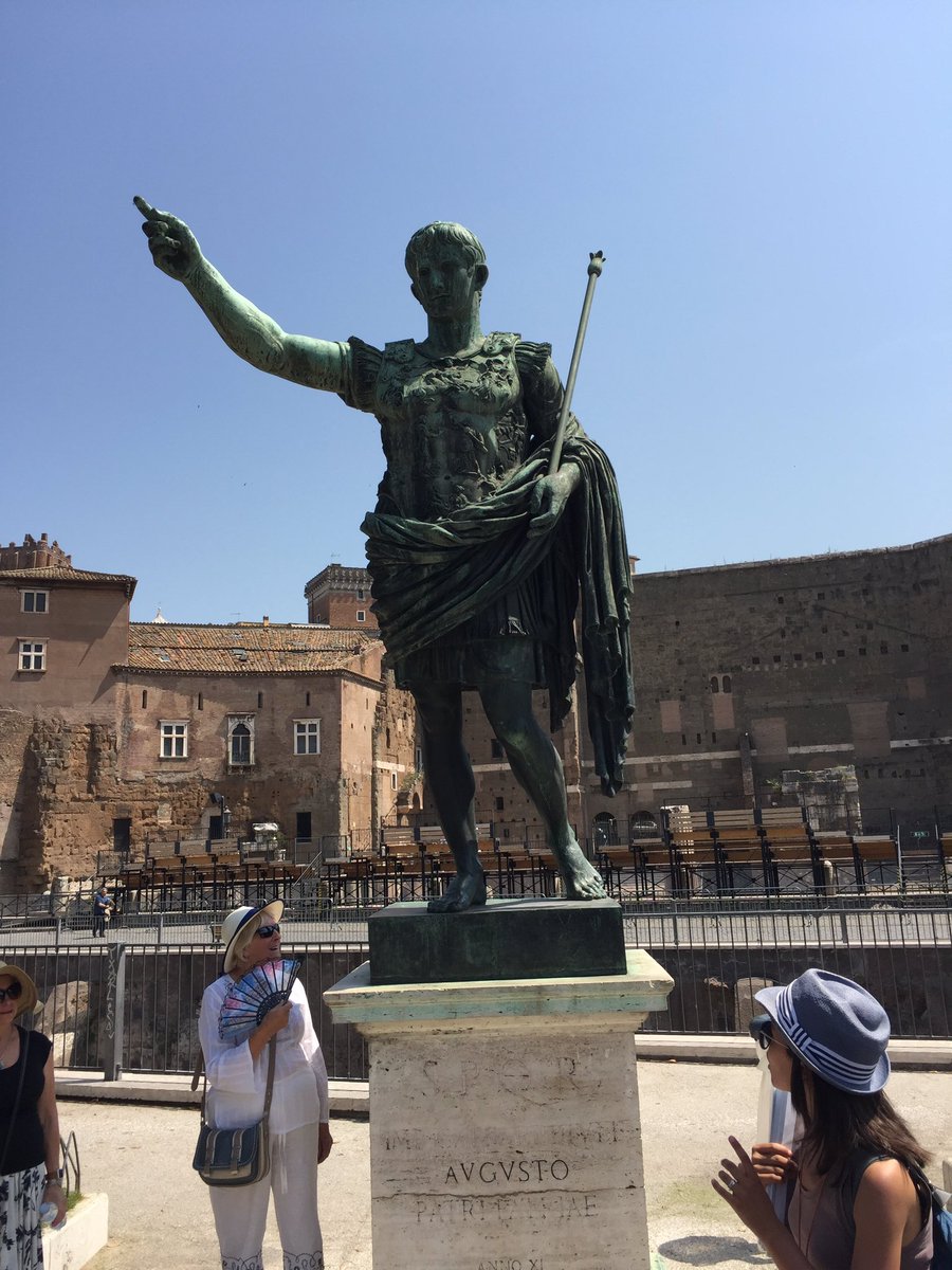 BuffoonLVG's tweet photo. The resemblance ? #Augustus #lvgin #lvgforukprimeminister #mufc https://t.co/zPm6N72Clm