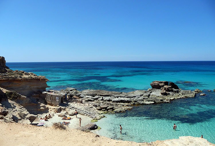 holaviajes's tweet photo. Bajo el marco del azul más profundo de sus aguas se esconde #Formentera https://t.co/cohODrWbh7 @visitformentera https://t.co/S3Dv8bMjPK