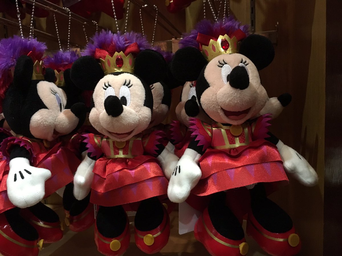 tdr_time's tweet photo. ミニオのぬいば、買いに来たけど、ミニーさんのスカートが異常に上がってる物(1枚目)が多くて、顔よりコスもチェックしたー。買ったのは2枚目のミニー。
#ディズニー #グッズ #TDRTIME #ミニオ https://t.co/8JpOSopha0