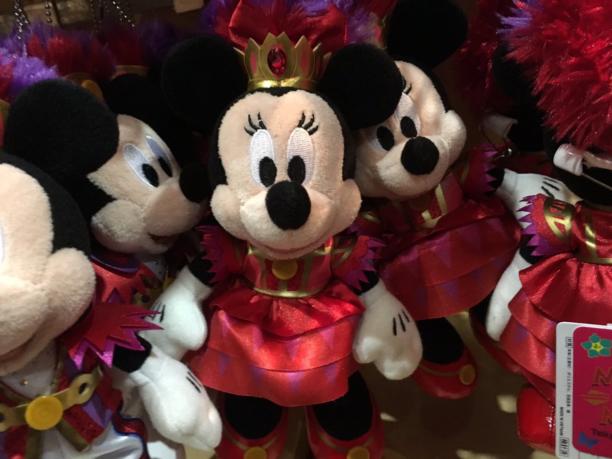 tdr_time's tweet photo. ミニオのぬいば、買いに来たけど、ミニーさんのスカートが異常に上がってる物(1枚目)が多くて、顔よりコスもチェックしたー。買ったのは2枚目のミニー。
#ディズニー #グッズ #TDRTIME #ミニオ https://t.co/8JpOSopha0