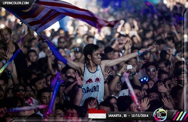 FazreenIdham's tweet photo. #throwback #LICjakarta #DWP14 :') #riak #raver #partycat #maksiat https://t.co/6F7dzJOB8V