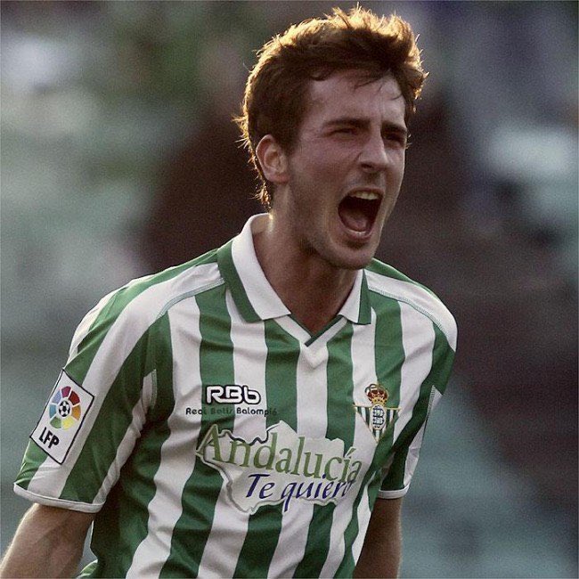 ivanginer8's tweet photo. Hoy hace 4 años que nos dejaste, pero para el beticismo siempre estarás en el Villamarín... #Eterno26 #EternoMiki 💚 https://t.co/Dgq6TttSnk