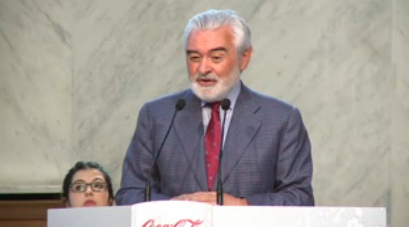CocaColaCo_es's tweet photo. 🔴 El director de la @RAEinforma, Darío Villanueva, "Recogemos palabras " #JóvenesTalentosCocaCola https://t.co/t8pMfgs2Sq