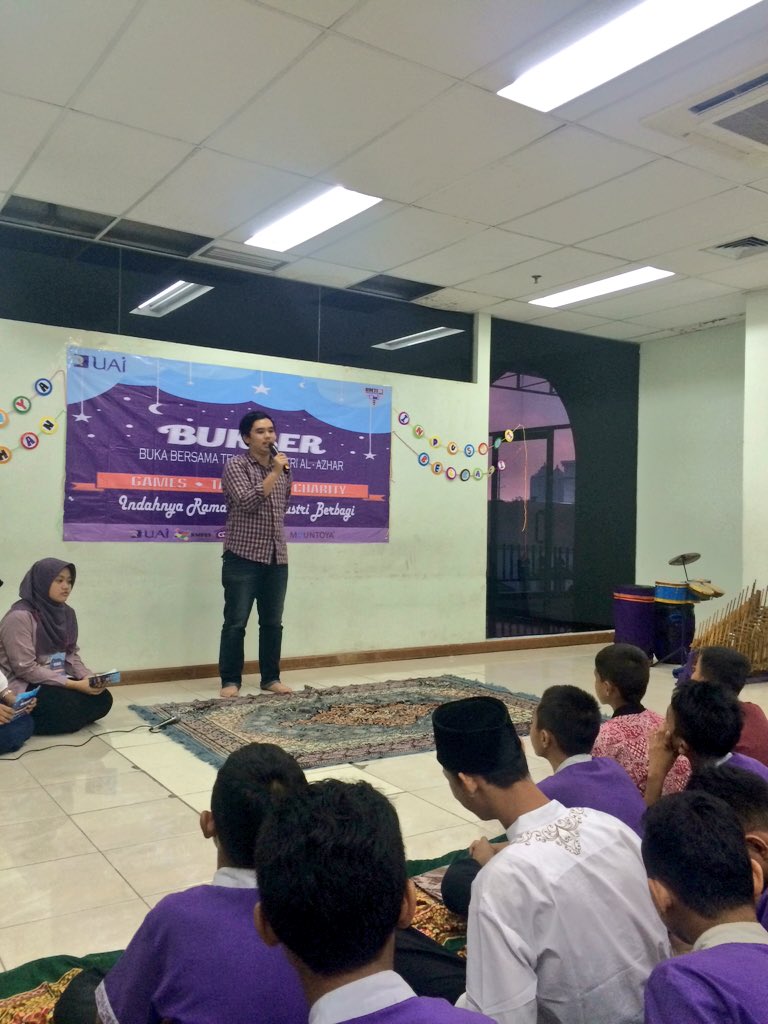 Selanjutnya ada sambutan dari ketua HMTIA nih abang ganteng kita, bang Prabu Aji.