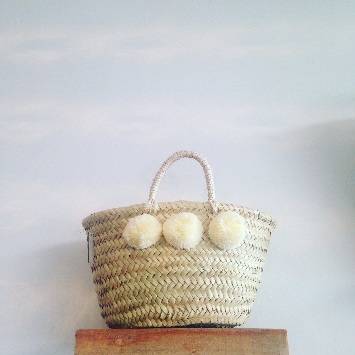 JOLLY_BROWN's tweet photo. Simples ๐ต #JOLLYBROWN #bohemia #madeinmorocco #baskets #pompoms #JBhome https://t.co/50CWdSWWLZ
