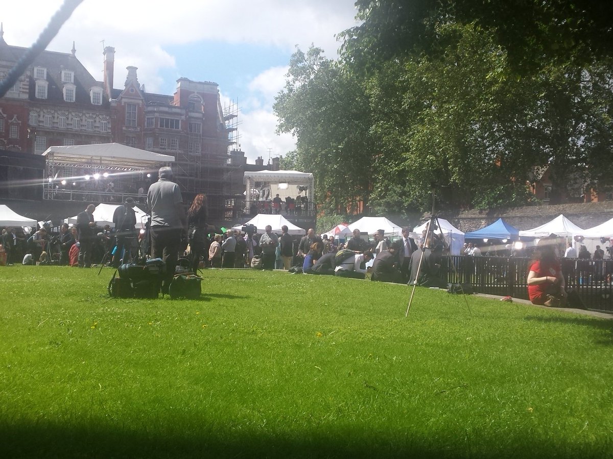 greenheadpaws's tweet photo. Lots of news crews at Parliament this morning. It's a big day. https://t.co/djZI9gPfhH