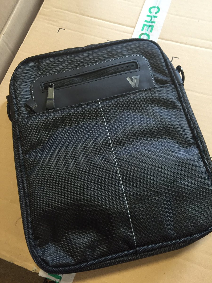 Layton_Primary's tweet photo. Super fast delivery from @jtrsltd ordered late Weds aft - arrived Thurs!Thanku ππ½ #iPadCables #iPadPlugs #iPadBags https://t.co/oEznR1hFGw