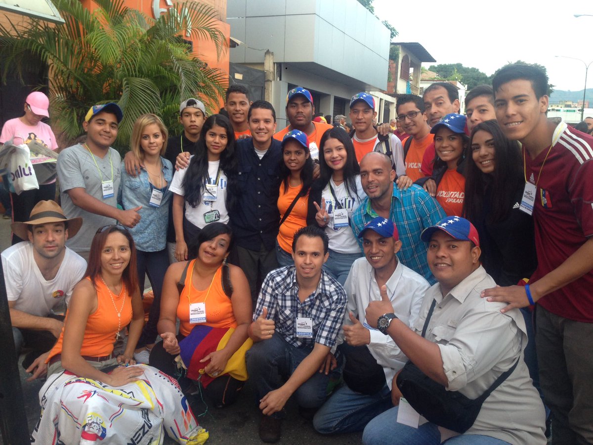 CarlosGraffe's tweet photo. CARABOBO! Todos listos desde el CNE con un gentío q viene a la #OperacionRemate! @VoluntadPopular https://t.co/CL4p9rWY1T