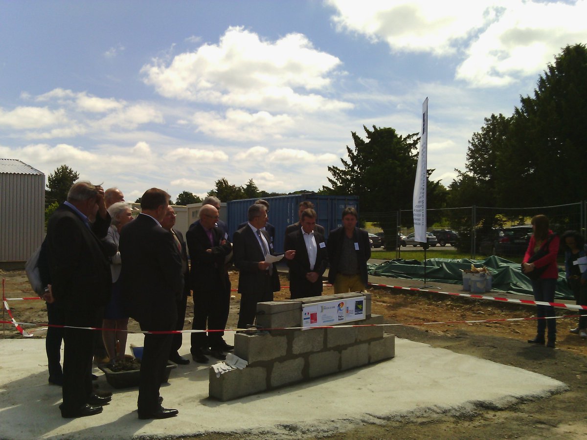 JMLeBrusq's tweet photo. Pose de la première"fenêtre" de la plateforme #Techsurf à Saint-Nicolas de #Redon https://t.co/NOlH4gDBTh