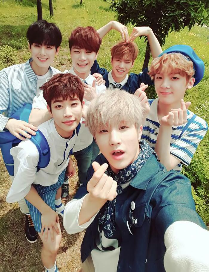 offclASTRO's tweet photo. Wanna be your star!!!!저희 하트받고 더위를 날려버리세요~~!!😉오늘도 모두화이팅!!-막둥이둥이
#화이팅 #아로하 #아스트로 #숨가빠 https://t.co/M2NIOAS76o