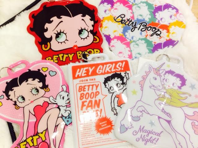 390americamura's tweet photo. 【コラボ商品】BETTY BOOP×サンキューマートコラボ商品のご紹介です👯💋新商品のパスケース✨他にも缶バッジにポーチ、Tシャツもございます💗ベティちゃん好きにはたまらないですね❤❤もちろん390円☆★ #可愛いと思ったらRT https://t.co/zATDHzFrWj