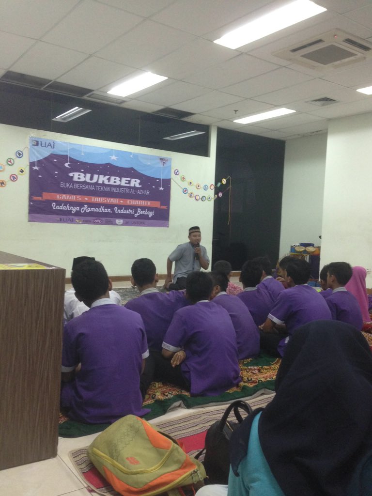 Yuk kita dengerin tausyiah dari pak ustad malik sambil nunggu adzan magrib