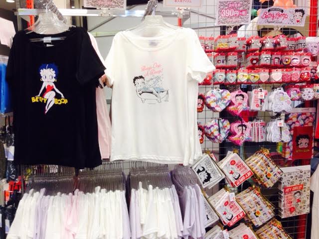 390americamura's tweet photo. 【コラボ商品】BETTY BOOP×サンキューマートコラボ商品のご紹介です👯💋新商品のパスケース✨他にも缶バッジにポーチ、Tシャツもございます💗ベティちゃん好きにはたまらないですね❤❤もちろん390円☆★ #可愛いと思ったらRT https://t.co/zATDHzFrWj