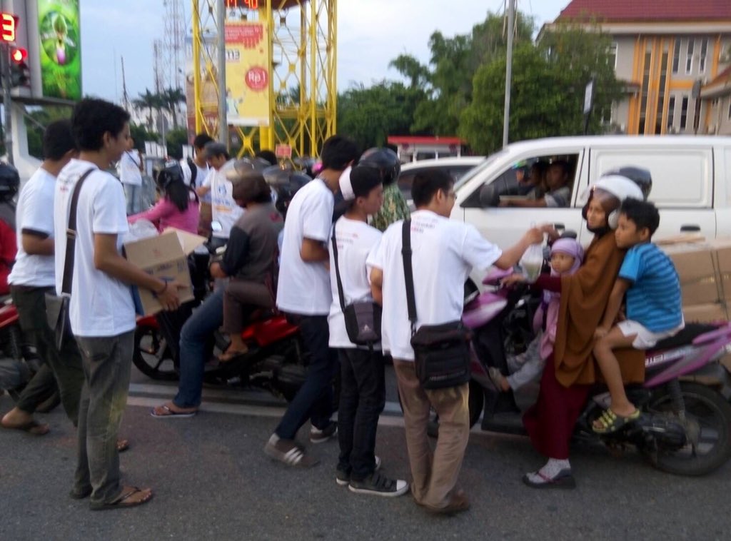 Berbagi cendol di persimpangan ayani gan #KASKUSCendolin #RegKalbar #4ginaja