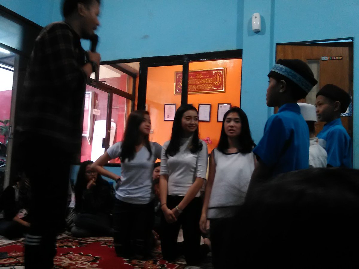 Teens__RikaOFC's tweet photo. Kedatangan shieren kalika sama cipan nih😂 #bukber&amp;baksossupporteens https://t.co/3h8EQnAu8v