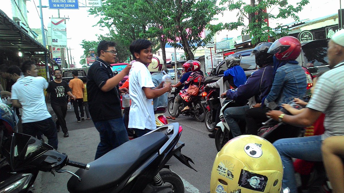 RPMkaskus's tweet photo. Bagi2 cendol mengakibatkan maverick di jln.halat #KASKUSCendolin #RegMedan #4GinAja via @kaskus https://t.co/ieMap0fouw