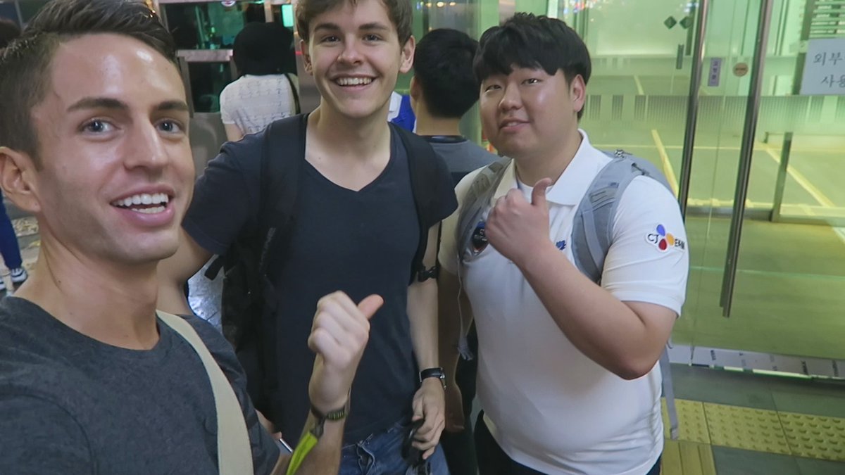cjayride's tweet photo. Meeting pro gamer "MC" $500k+ prize money earned #SC2 #MC #BossToss https://t.co/4uOCJ00y0p