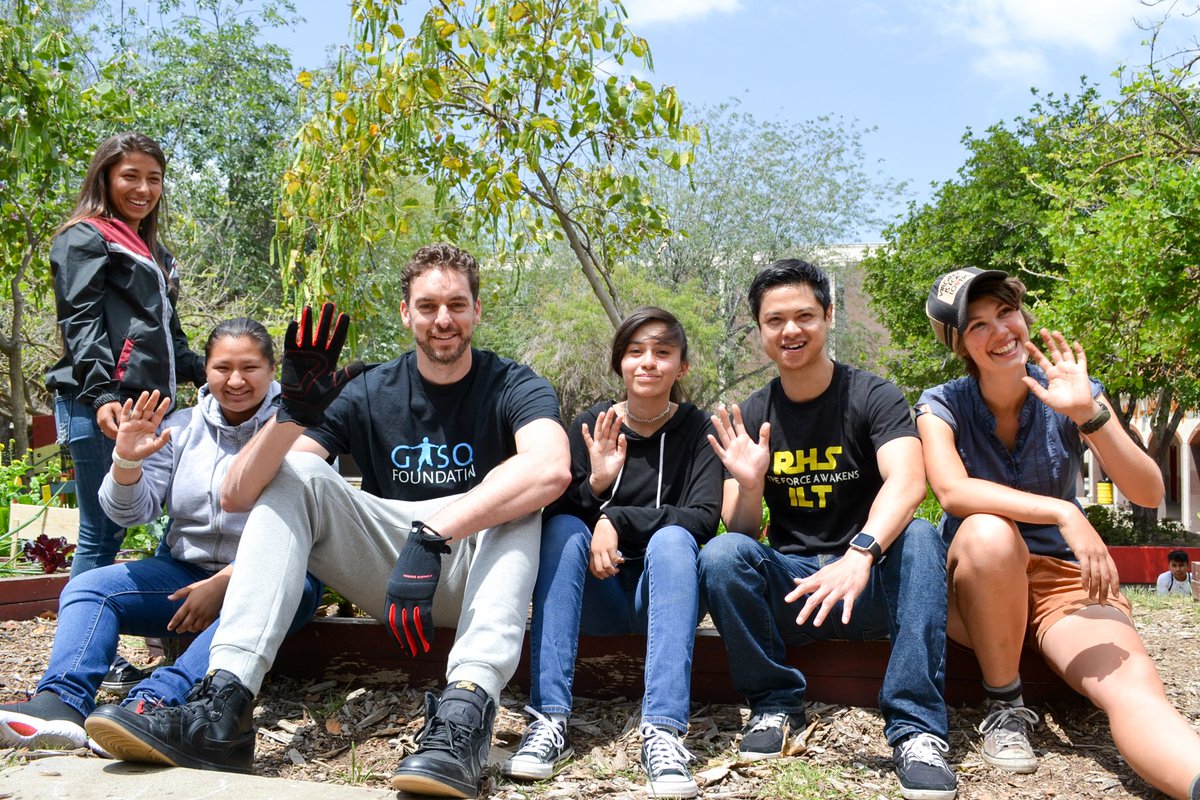 GasolFoundation's tweet photo. #FBF @paugasol ha visitado nuestro huerto de Vida! ¡y se ha convertido en uno más del equipo! #Valores #Nutrición https://t.co/IZB7sFdSK6